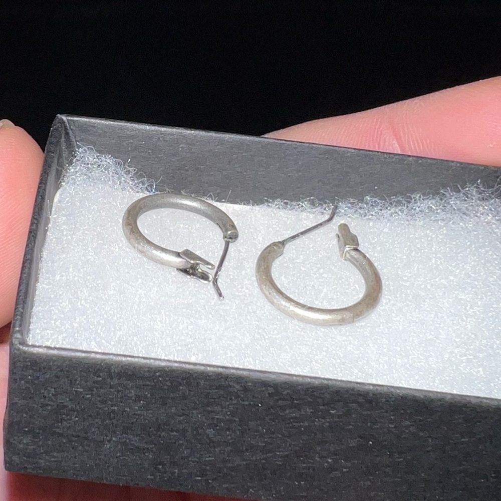 ⭐️Vintage Small Silver Metal Hoop Earrings - Picture 3 of 12